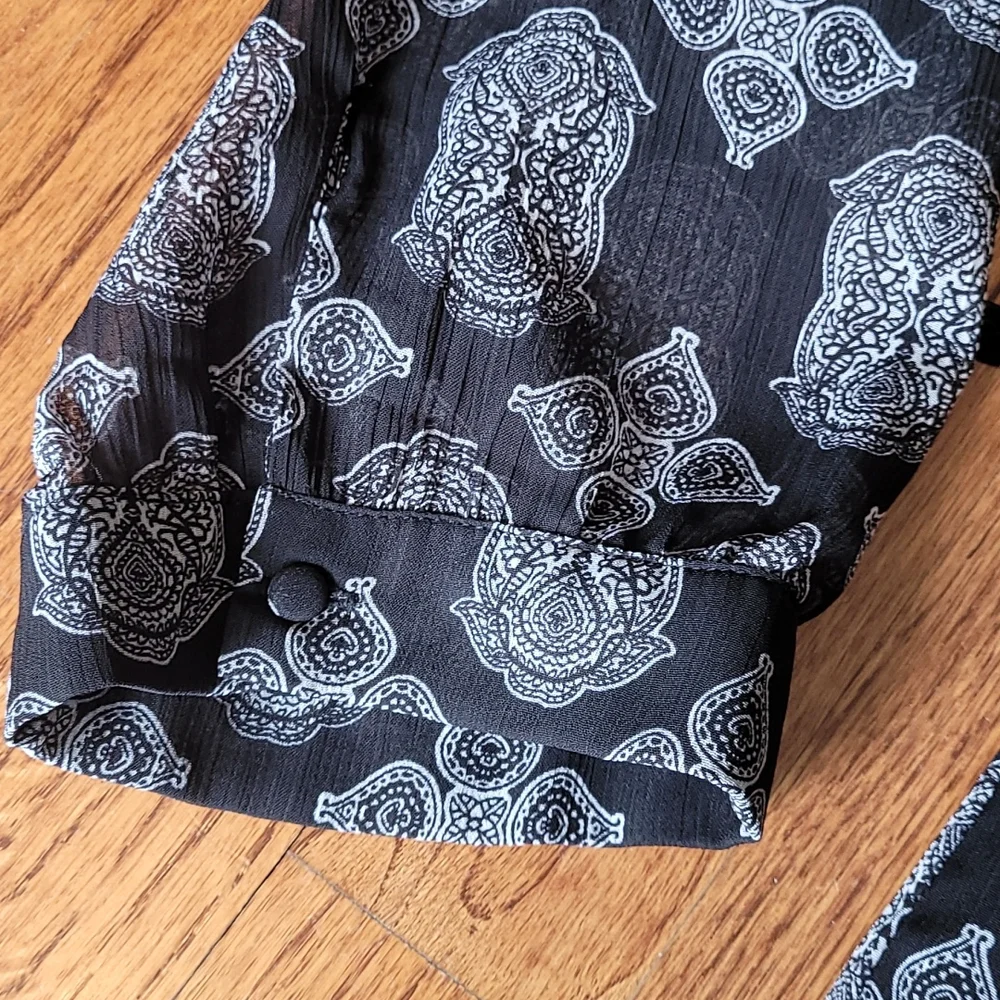 Rose and Olive Tiered Hemline Vee Neckline Graphic Print Dress - Size Medium - Picture 10 of 14